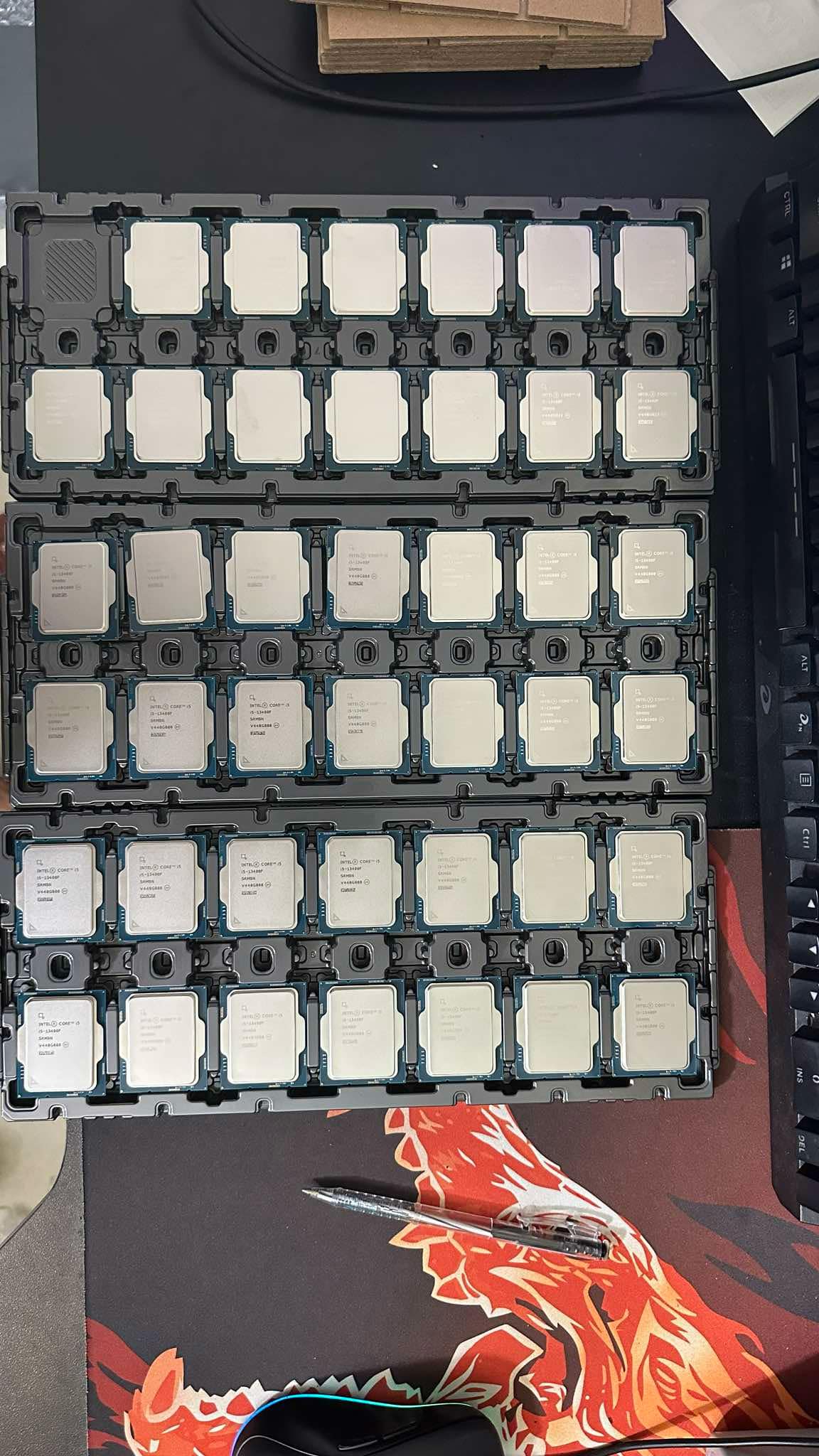 Khay (tray) CPU do hãng đóng gói để giao số lượng lớn.