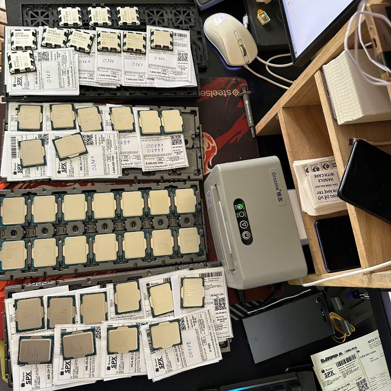 Bên trái là CPU bản Tray, bên phải là CPU bản Box còn hộp.